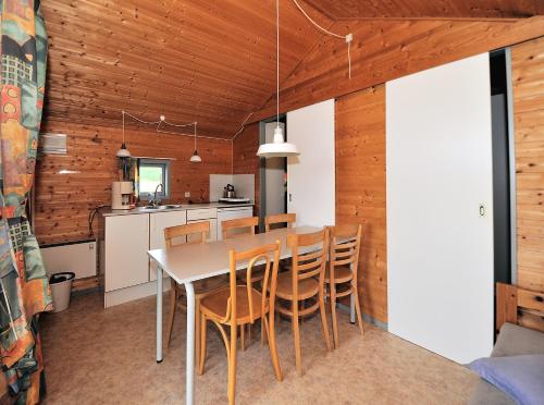 eine Küche und ein Esszimmer mit einem Tisch und Stühlen in der Unterkunft Dancamps Holmsland in Hvide Sande
