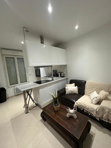 un salon avec un canapé et une table dans l'établissement Appartement cozy 2 pièce, à Neuilly-Plaisance
