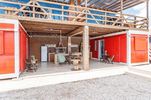Gambar di galeri bagi Beach House Contêiners - Com Piscina #1 di Perrexil