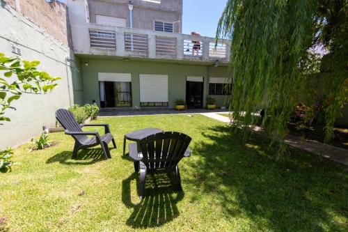due sedie e un tavolo in un cortile di Casa Sama sama a Mar del Plata