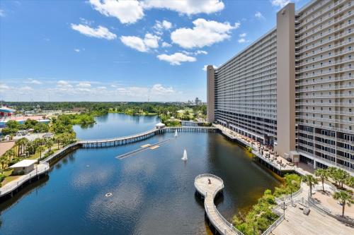 - une vue sur une rivière en face d'un bâtiment dans l'établissement Laketown Wharf 835 - Very Cool 1 BedroomBunks, Sleeps 6, Free Fun! condo, à Panama City Beach