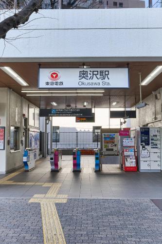 an empty gas station with a sign on it at New東京で富士山が見えるPentohouse ZEN 奥沢駅1分自由ヶ丘徒歩6分渋谷電車15分 in Tokyo
