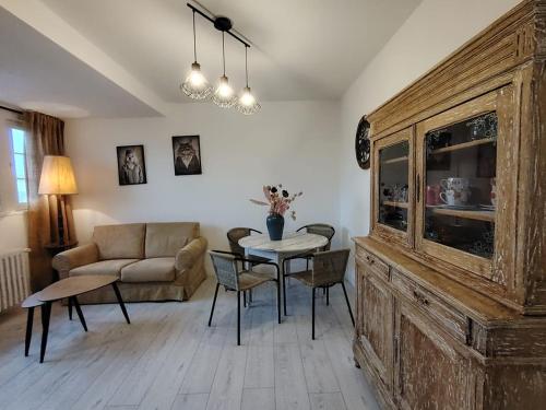 a living room with a table and a couch at résidence le parc in Condé-sur-Noireau