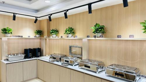 Dapur atau dapur kecil di Shanghai Joyful Star Hotel-Free shuttle bus to Pudong Airport and Disneyland