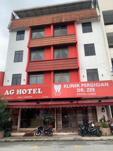 un hotel con dos motocicletas estacionadas frente a él en AG Hotel Penang, en George Town