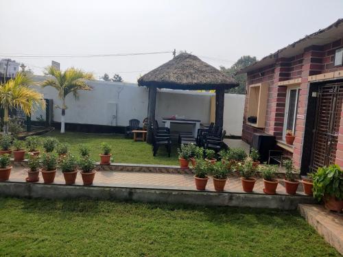 Κήπος έξω από το Sivarama garden resort 5star stay , swimming pool,8 BHK , bheemili beach road Bheemunipatam