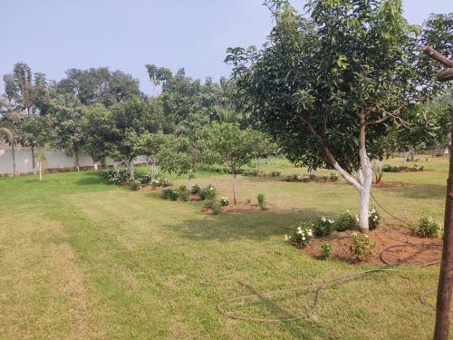 Κήπος έξω από το Sivarama garden resort 5star stay , swimming pool,8 BHK , bheemili beach road Bheemunipatam
