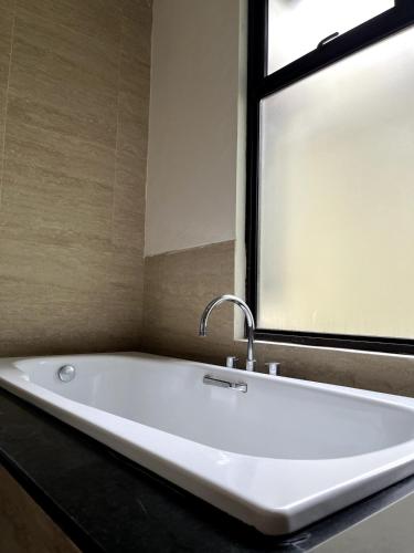 Φωτογραφία από το άλμπουμ του Casa Celestia 3BR Villa with Pool Vimala Hills σε Cipaok