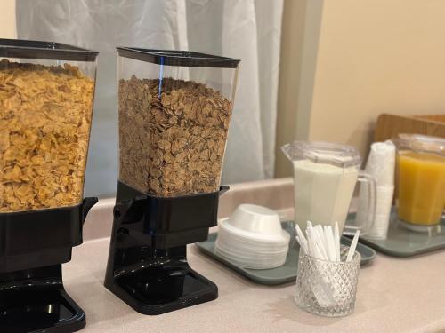 deux récipients noirs remplis de nourriture assise sur une table dans l'établissement Lone Star Hotel, à North Battleford