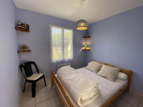 Posteľ alebo postele v izbe v ubytovaní Charmante maisonnette, proche mer, équipée, 3 chambres, terrasse - FR-1-709-49