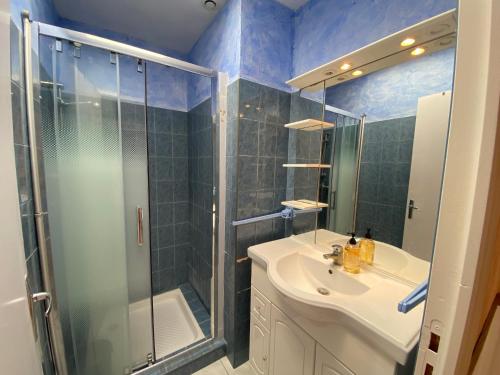 Kúpeľňa v ubytovaní Charmante maisonnette, proche mer, équipée, 3 chambres, terrasse - FR-1-709-49