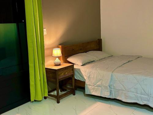 Katil atau katil-katil dalam bilik di Eagle Stays Aruba-NEW Luxury, Cozy & Spacious Studio Near Eagle Beach!
