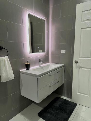 Ένα μπάνιο στο Eagle Stays Aruba-NEW Luxury, Cozy & Spacious Studio Near Eagle Beach!