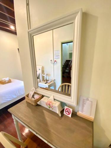 Una cama o camas en una habitación de Zane Balcony House Ranong Hotel เซน บัลโคนี่ เฮ้าส์ ระนอง