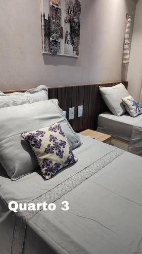 a room with two beds at Manhattan Riviera Beach in Aquiraz