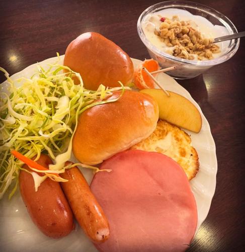 a plate of food with hot dogs and vegetables at HAKUBA76 in Hakuba