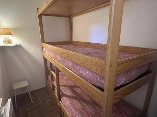 quelques lits superposés dans une chambre dans l'établissement Confortable T2 Bis aux Issambres avec terrasse et accès piscine et tennis - FR-1-768-109, à Roquebrune-sur Argens