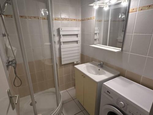 une salle de bain avec une douche, un lavabo et un miroir dans l'établissement Confortable T2 Bis aux Issambres avec terrasse et accès piscine et tennis - FR-1-768-109, à Roquebrune-sur Argens