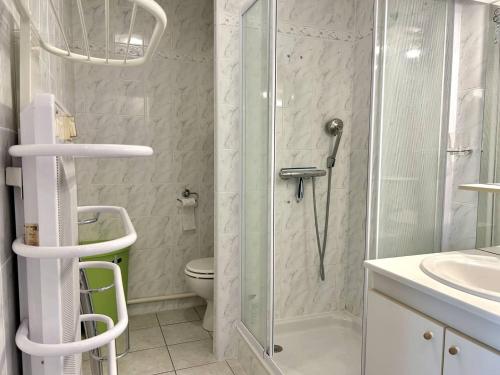 une salle de bain avec douche et toilettes dans l'établissement Appartement climatisé 2 pièces avec terrasse et parking au Lavandou - FR-1-251-854, au Lavandou