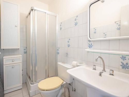 une salle de bain avec toilettes, lavabo et douche dans l'établissement Appartement confortable à Aiguebelle avec terrasse et parking privé - FR-1-816-13, au Lavandou