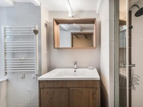 une salle de bain avec un lavabo, un miroir et une douche dans l'établissement Maison atypique près télésiège, parking et fibre - FR-1-180-644, à Les Allues