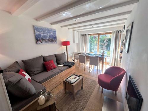 un salon avec un canapé et une table dans l'établissement Maison atypique près télésiège, parking et fibre - FR-1-180-644, à Les Allues