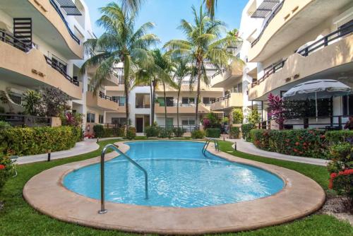 une piscine au milieu d'un immeuble dans l'établissement Peregrina 2 bdr In Heart of Playa, à Playa del Carmen