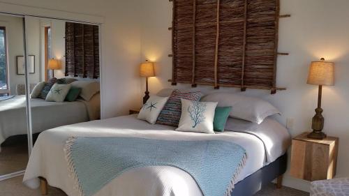 a bedroom with two beds and two windows at Amazing Getaway Oceanview with treehouse feel in Manchester