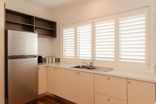 Una cocina o zona de cocina en Quality Hotel Wangaratta Gateway