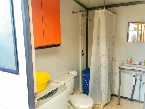 a bathroom with a toilet and a sink at Casa Mila central y a pasos de playa grande in Licán Ray