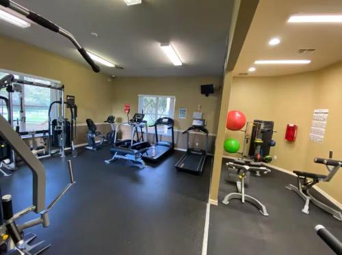 Fitness centrum a/nebo fitness zařízení v ubytování Modern Guesthouse near MCO