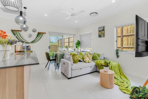 Χώρος καθιστικού στο Spacious 4-Bedroom Home in Deebing Heights