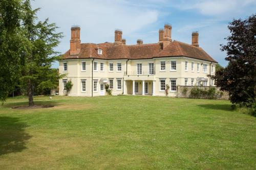 a large white house with a large yard at Prince Hill House in Devizes