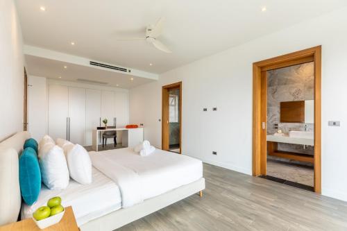 Ένα ή περισσότερα κρεβάτια σε δωμάτιο στο Chaweng Noi villa Managed by Saitara peak
