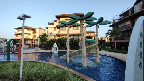 een zwembad in een resort met een waterpark bij Manhattan Riviera Beach in Aquiraz