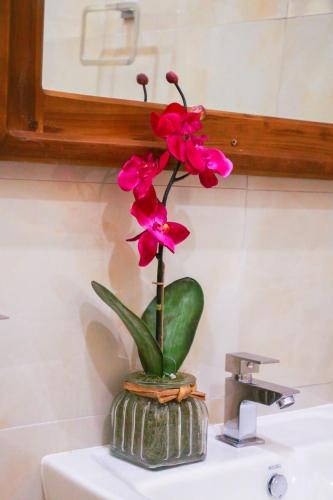 a pink flower sitting on top of a sink at Hotel Helani Pvt Ltd in Midigama East