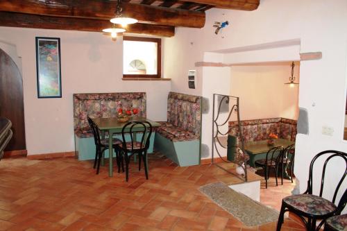 a dining room with a table and chairs at LA CASA DEL CALZOLAIO in Radicofani
