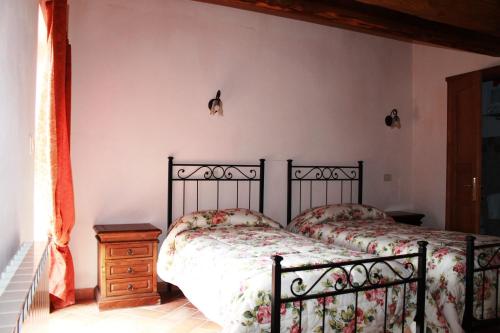 a bedroom with a bed and a dresser and a window at LA CASA DEL CALZOLAIO in Radicofani