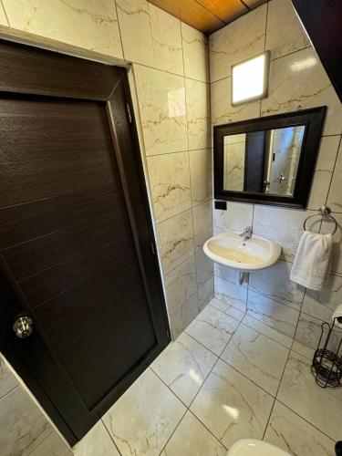 a bathroom with a toilet and a sink at Casa Santa Teresita - Cabaña Máster in El Progreso