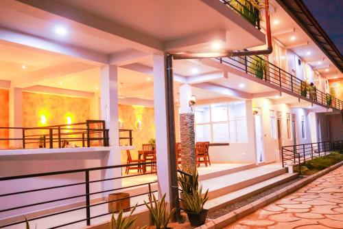 vista su una casa con balcone di Hotel Helani Pvt Ltd a Midigama East