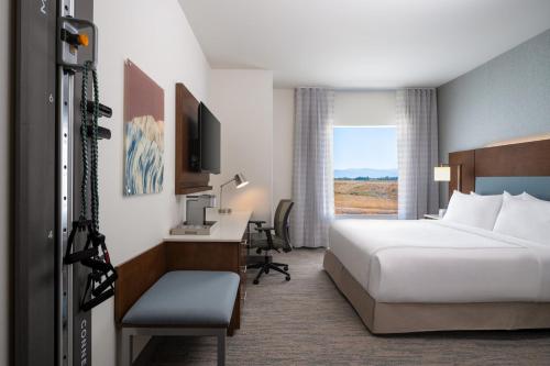 Ένα ή περισσότερα κρεβάτια σε δωμάτιο στο EVEN Hotel Bozeman Yellowstone Intl Arpt by IHG