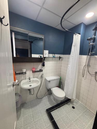 Ένα μπάνιο στο Monkey Apartment 7