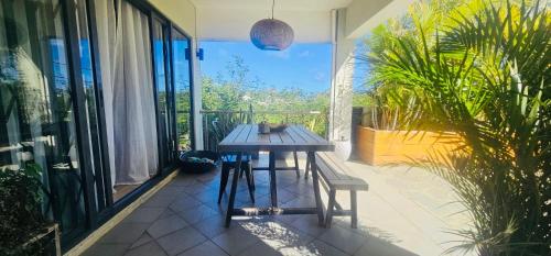 Μπαλκόνι ή βεράντα στο Modern Villa in Grand Bay - Short Walk to Beach