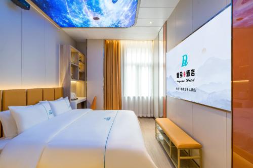 Postel nebo postele na pokoji v ubytování Dequan Luxury Hotel National Exhibition Center Wangjing Bridge Branch The subway is right outside the door Coffee, fruits, snacks, a gym and a laundry room are provided for free in the lobby