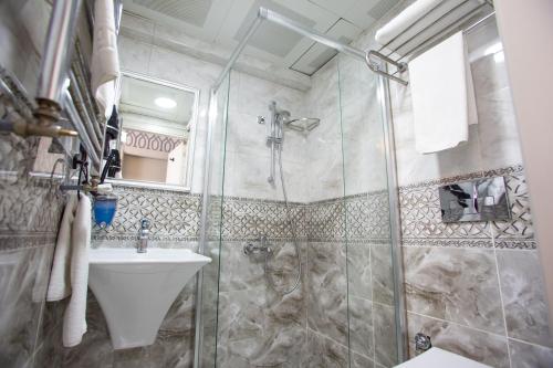 A bathroom at Prusias Otel