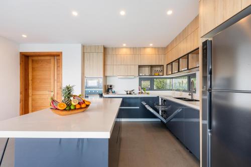 Η κουζίνα ή μικρή κουζίνα στο Chaweng Noi villa Managed by Saitara peak
