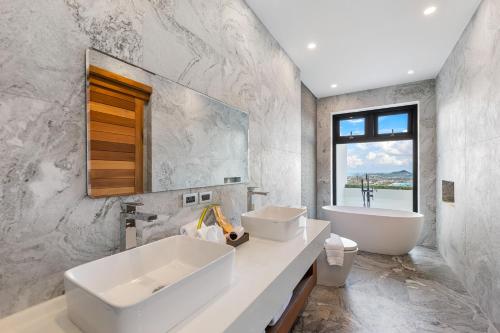 Ένα μπάνιο στο Chaweng Noi villa Managed by Saitara peak