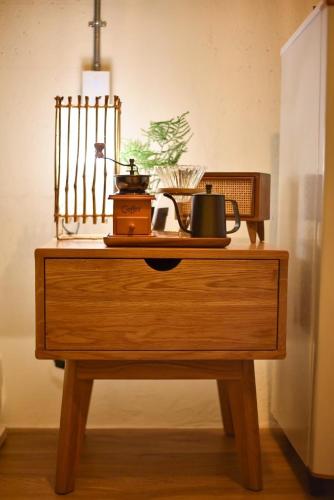 a wooden table with a pot and a mixer on it at Take Time Nature Resort in Ban Tha Sai