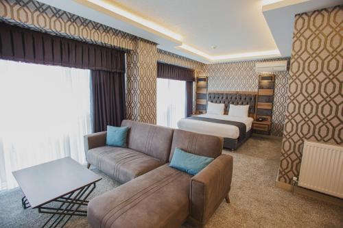 A seating area at Prusias Otel