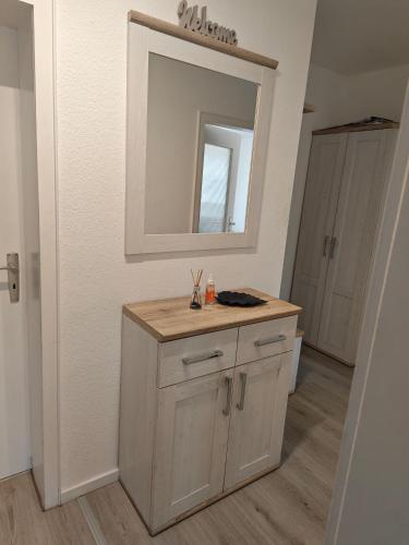 a bathroom with a sink and a mirror at IaM 3 Zimmer 90 qm Küche Badezimmer kraftraum 44 u in Plettenberg